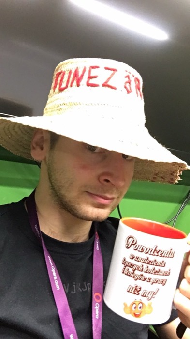 Joshua: farewell mug 'Powodzenia w znalezieniu lepszych kolegow niz my', leaving Opera