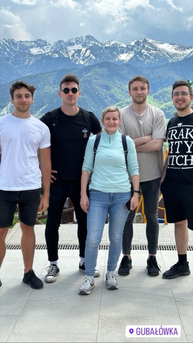 Joshua: group photo of five friends before snowy Tatras at Gubalowka