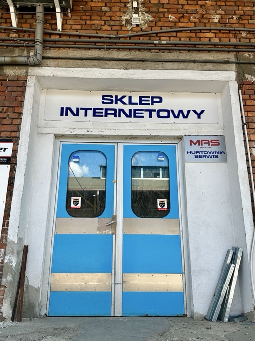 Same 'SKLEP INTERNETOWY' shopfront doors, near-identical duplicate frame.